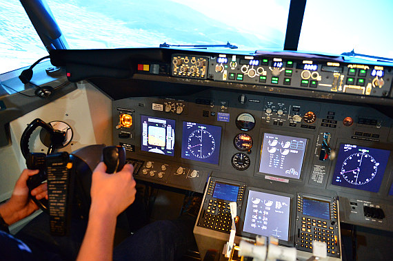 Blick auf die Kapitänsseite im 737-800 Simulators, der vormals von "Fly737" betrieben wurde; nachdem die Betreiber in Pension gingen, schlug Lück zu. Blick auf die Kapitänsseite im 737-800 Simulators, der vormals von "Fly737" betrieben wurde; nachdem die Betreiber in Pension gingen, schlug Lück zu.