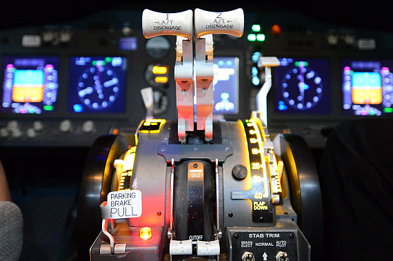 Schubhebel und Trimmräder der 737. Schubhebel und Trimmräder der 737.