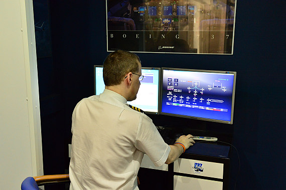 Gerhard Lück an der Instruktor-Station des 737-Simulators.