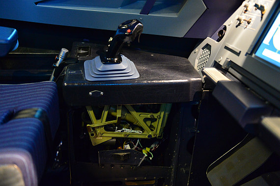 Für Austrian Wings öffnete Viennaflight sogar eine Abdeckung im Cockpit - zum Vorschein kam eine originale Airbus-Sidestick-Mechanik! Für Austrian Wings öffnete Viennaflight sogar eine Abdeckung im Cockpit - zum Vorschein kam eine originale Airbus-Sidestick-Mechanik!