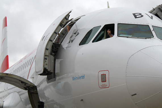 Auch die Crew eines Austrian Airlines Airbusses zückten ihre Kameras, um den A350 bildlich festzuhalten :) Auch die Crew eines Austrian Airlines Airbusses zückten ihre Kameras, um den A350 bildlich festzuhalten :)