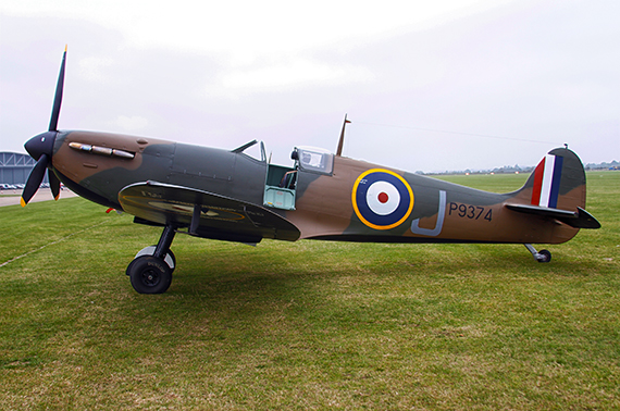 Die P9374 in Original-Tarnung in Duxford (Foto: PW)