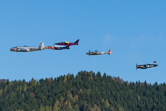 B-25, Alpha Jets, P-38 Lightning und F4U Corsair der Flying Bulls