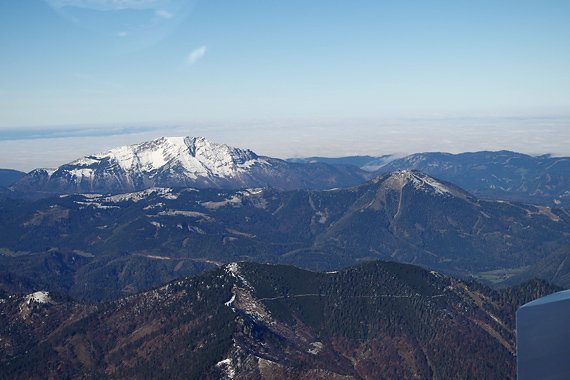 Deutlich weniger Schnee in den niederösterreichischen Alpen: Als erster bekommt immer der markante Ötscher das winterliche Weiß ab. Rechts davon die noch grüne Gemeindealpe.