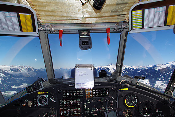 Das "Glascockpit" der AN-2: Selten hat ein Arbeitsplatz so ein Panorama zu bieten!