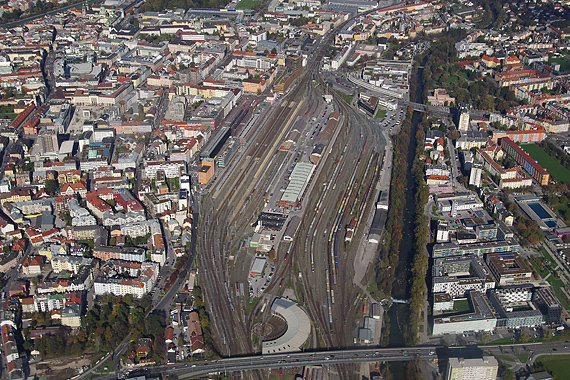 Erst aus der Luft wird bewusst, wieviel Platz der Innsbrucker Hauptbahnhof einnimmt.