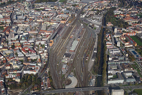 Erst aus der Luft wird bewusst, wieviel Platz der Innsbrucker Hauptbahnhof einnimmt. Erst aus der Luft wird bewusst, wieviel Platz der Innsbrucker Hauptbahnhof einnimmt.