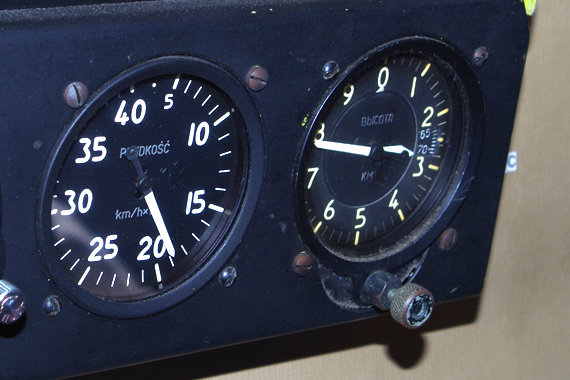 "Russisches Inflight Entertainment":  In der Passagierkabine zeigen Instrumente Höhe und Geschwindigkeit an - und zwar nach russischen Gepflogenheiten in metrischen Maßen. 190 km/h in knapp 2.800 m Höhe.