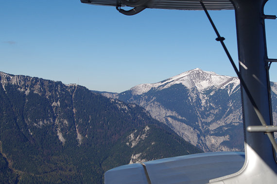 Rax Seilbahn Bergstation Schneeberg: Bereits im leichten Sinkflug vorbei an der Bergstation der Rax-Seilbahn, rechts drängt sich der Schneeberg ins Bild.