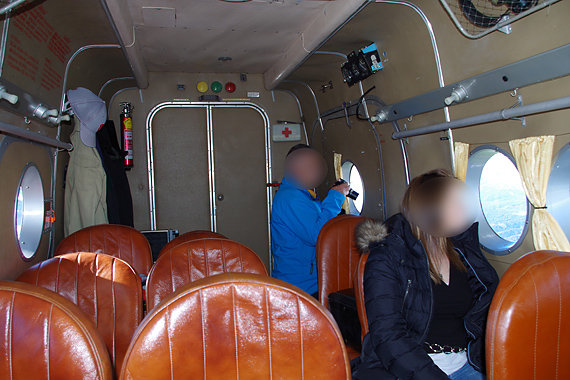 Bei vier Passagieren ist in der zwölfsitzigen An-2 volle Bewegungsfreiheit garantiert. Auf jeden Positionswechsel eines Passagiers innerhalb des Flugzeuges muss die Crew mit Steuereingaben oder Nachtrimmen reagieren, um die Höhe zu halten. Bei vier Passagieren ist in der zwölfsitzigen An-2 volle Bewegungsfreiheit garantiert. Auf jeden Positionswechsel eines Passagiers innerhalb des Flugzeuges muss die Crew mit Steuereingaben oder Nachtrimmen reagieren, um die Höhe zu halten.