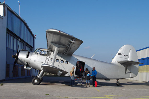 Dank Spornradfahrwerk rollte die SP-FAH aus eigener Kraft bis in diese Position. Nach dem Aussteigen der Passagiere wird sie im links erkennbaren Hangar untergestellt. Dank Spornradfahrwerk rollte die SP-FAH aus eigener Kraft bis in diese Position. Nach dem Aussteigen der Passagiere wird sie im links erkennbaren Hangar untergestellt.