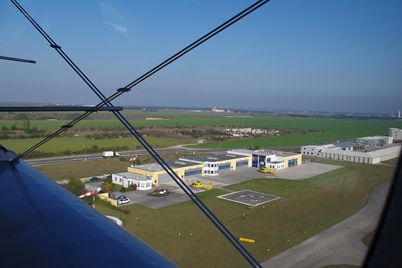 Rascher Sinkflug zur Graslandung. Nicht nur die beiden ÖAMTC-Helikopter genießen die Sonne.