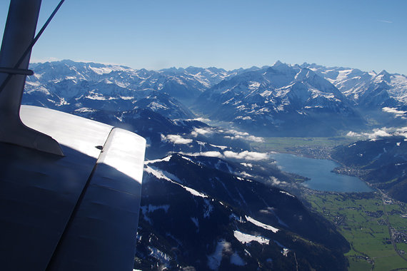 Wir wechseln die Flugzeugseite und blicken gegen Süden über den Zeller See auf die Glocknergruppe. Wir wechseln die Flugzeugseite und blicken gegen Süden über den Zeller See auf die Glocknergruppe.