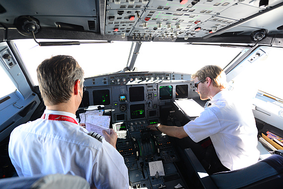 Wesentlich angenehmer ist für die Piloten das moderne Glascockpit der A320-Familie - Foto: Huber / Austrian Wings Media Crew Wesentlich angenehmer ist für die Piloten das moderne Glascockpit der A320-Familie - Foto: Huber / Austrian Wings Media Crew