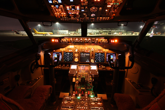 Trotz moderner Displays birgt das Cockpit der 737-800 noch viele klassische Elemente.