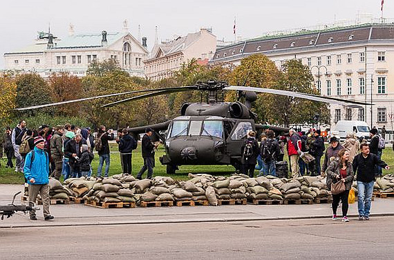 Bundesheer Black Hawk Heldenplatz 2014 Foto Markus Dobrozemsky