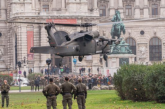 Bundesheer Black Hawk Heldenplatz 2014 Start Foto Markus Dobrozemsky