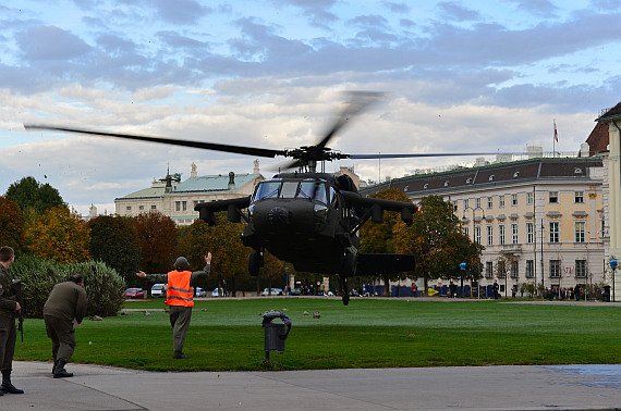 Bundesheer Hubschrauber Anflug Heldenplatz 2014_12 Sikorsky Black Hawk Foto PHuber