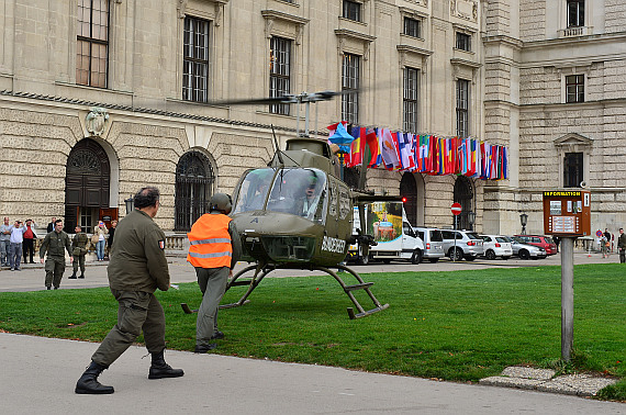 Bundesheer Hubschrauber Anflug Heldenplatz 2014_16 OH-58 Kiowa Foto PHuber