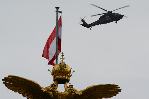 Als erster Helikopter landete der Black Hawk. Als erster Helikopter landete der Black Hawk.