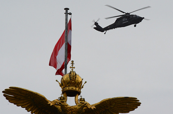 Als erster Helikopter landete der Black Hawk.