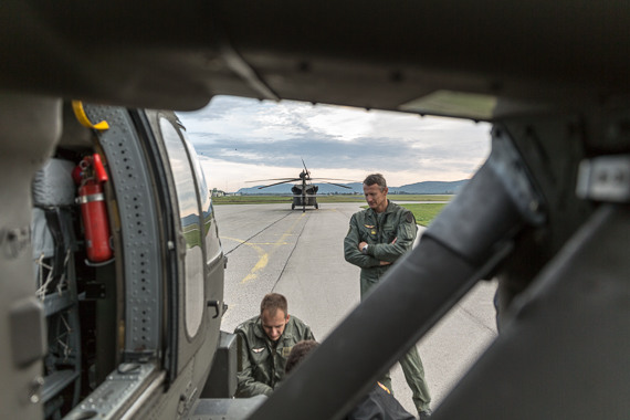 Eine Black Hawk Besatzung bei der Vorflugkontrolle auf dem Fliegerhorst Tulln Langenlebarn.