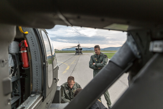 Eine Black Hawk Besatzung bei der Vorflugkontrolle auf dem Fliegerhorst Tulln Langenlebarn. Eine Black Hawk Besatzung bei der Vorflugkontrolle auf dem Fliegerhorst Tulln Langenlebarn.