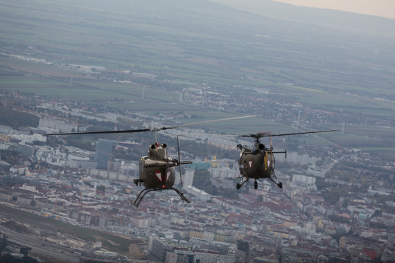 OH-58 Kiowa (links) und Alouette III im Formationsflug von Tulln-Langenlebarn nach Wien.