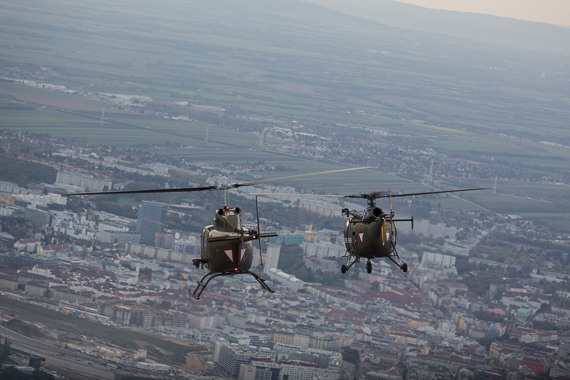 OH-58 Kiowa (links) und Alouette III im Formationsflug von Tulln-Langenlebarn nach Wien. OH-58 Kiowa (links) und Alouette III im Formationsflug von Tulln-Langenlebarn nach Wien.