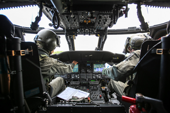 Bundesheer Nationalfeiertag 2014 Sikorsky Black Hawk Heldenplatz  Piloten im Cockpit Peter Hollos - PH5_5936