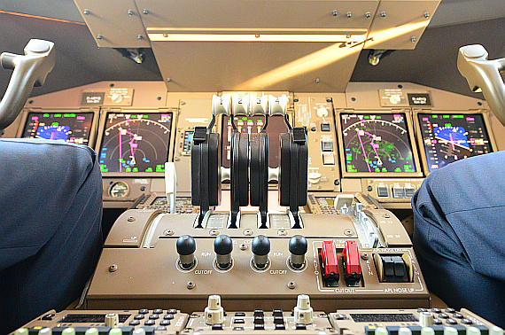 Das klassisch-moderne Zweimann-Cockpit der 747-8I.