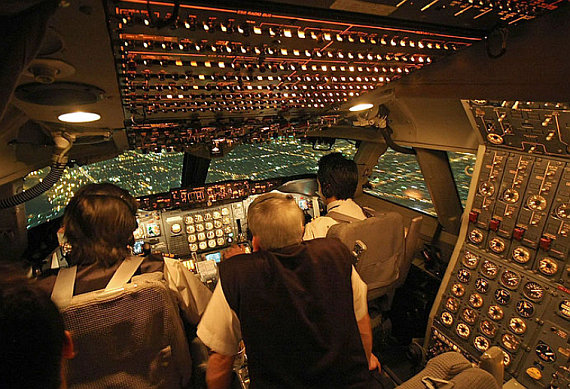 Cockpit einer Boeing 747 Classic: Bei Start und Landung sitzt der Bordingenieur in Flugrichtung, Symbolbild - Foto: Shahram Sharifi via Wiki Commons