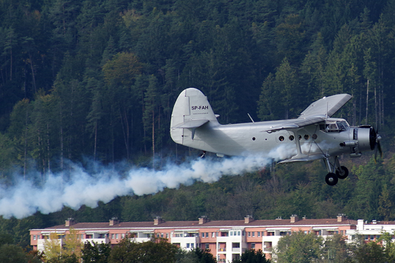 Antonov An-2 mit eingeschalteter Rauchanlage - Foto: Martin Oswald
