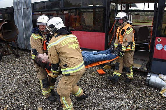 Ein fiktives Unfalloper wird von Einsatzkräften der Flughafenfeuerwehr geborgen.