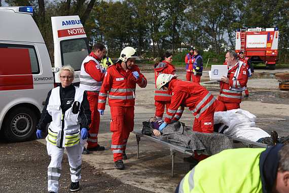 Das Rote Kreuz beteiligte sich mit mehr als 10 Fahrzeugen, zahlreichen Sanitätern sowie Notärzten an der Übung.