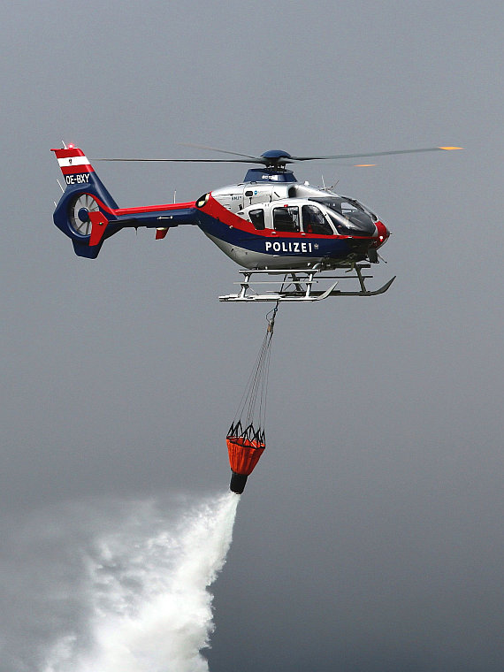 EC135 der Flugpolizei im Löscheinsatz (Symbolbild) - Foto: Christian Schöpf für Austrian Wings