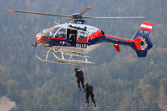 Cobra-Männer seilen sich aus einer EC-135 der Flugpolizei ab; allerdings ist die Transportkapazität dieses Musters beschränkt, weshalb die Exekutive künftig größere Helikopter nutzen möchte - Foto: Christian Schöpf Cobra-Männer seilen sich aus einer EC-135 der Flugpolizei ab; allerdings ist die Transportkapazität dieses Musters beschränkt, weshalb die Exekutive künftig größere Helikopter nutzen möchte - Foto: Christian Schöpf