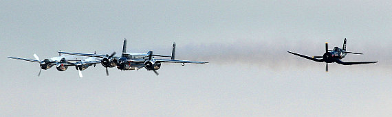 Formation der Flying Bulls im Anflug - Foto: Christian Schöpf