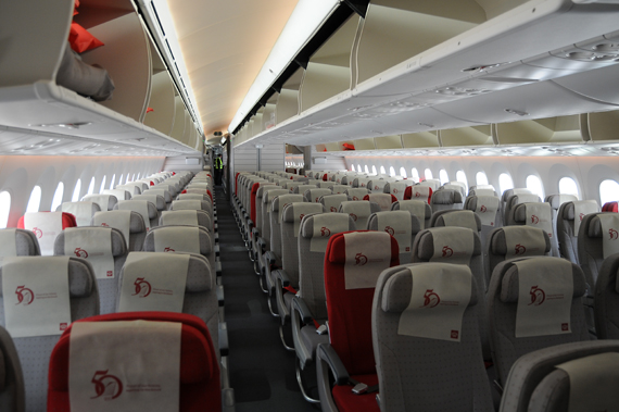 Insgesamt verfügt die Maschine über 246 Plätze in der Economy Class. Insgesamt verfügt die Maschine über 246 Plätze in der Economy Class.