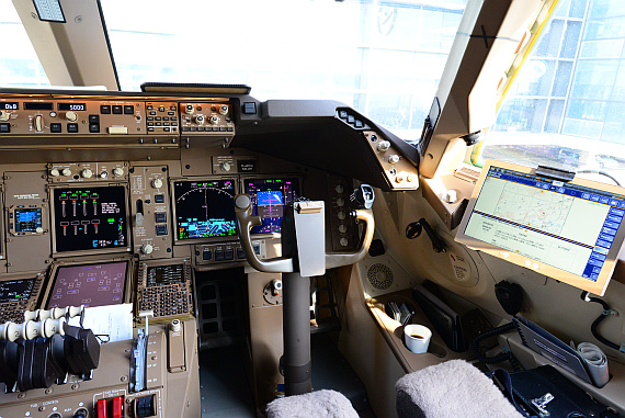 Lufthansa Boeing 747-8I Cockpit Closeup Foto PA Austrian Wings Media Crew