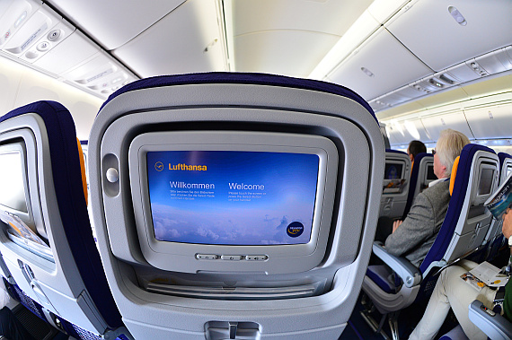 Lufthansa Boeing 747-8I Economy Class IFE Monitor Foto PA Austrian Wings Media Crew