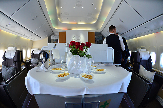 Die roten Rosen sind ein Markenzeichen der Lufthansa First Class.