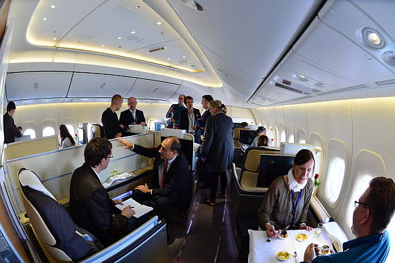 Reisende beim Testen der First Class. Neben Medienvertretern hatte Lufthansa auch zahlreiche Premium-Kunden zu dem Sonderflug eingeladen; außerdem hatten Mitarbeiter des Kranichs einige Plätze im Rahmen einer Verlosung gewonnen.