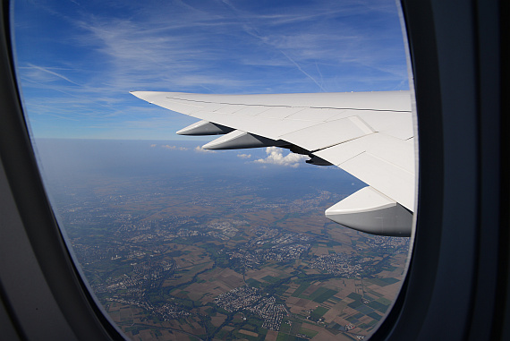 Anders als die 747-400 verfügt die 747-8I über keine Winglets, sondern über neu entwickelte Tragflächenenden, so genannte Raked Wingtips. Hieraus resultieren aerodynamische Vorteile, die einen geringeren Treibstoffverbrauch ermöglichen.