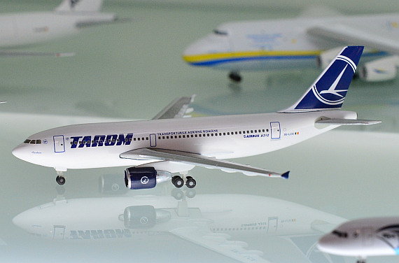 Airbus A310-300 der rumänischen Tarom. Bei dieser Maschine (YR-LCA) handelt es sich um das einzige Großraumflugzeug der Gesellschaft.