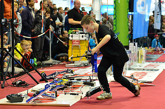 Modellbaumesse 2014 junger Pilot Foto PA Austrian Wings Media Crew