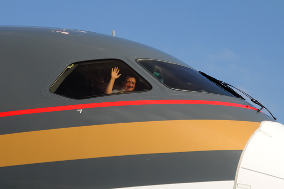 Der freundliche First Officer winkte unseren Fotografen zu.