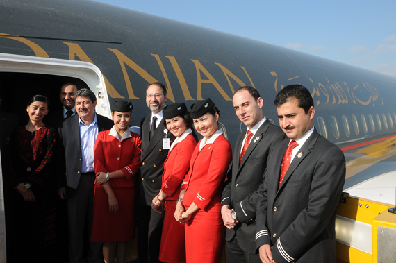 Piloten und Flugbegleiter sind stolz auf ihr "neues" Flugzeug.