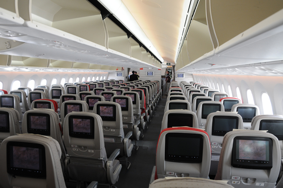 Alle Plätze in der Economy Class sind mit 10,6 Zoll Touchscreens ausgestattet. Alle Plätze in der Economy Class sind mit 10,6 Zoll Touchscreens ausgestattet.