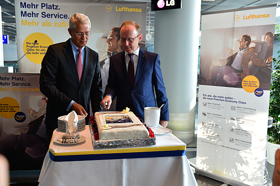 Tortenanschnitt durch Fraport-Chef Schulte und Lufthansa-Manager Garnadt.